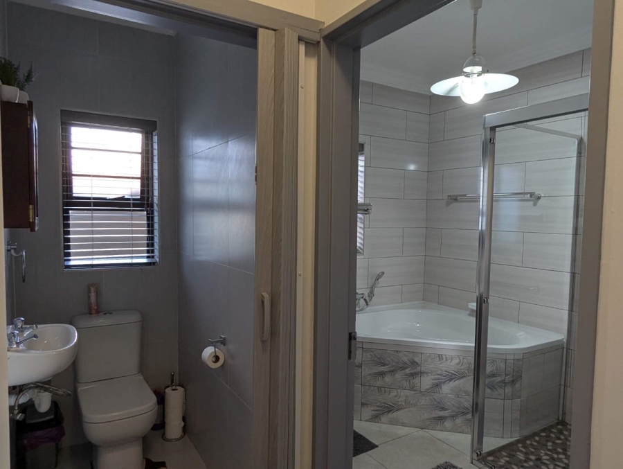5 Bedroom Property for Sale in Fraaiuitsig Western Cape
